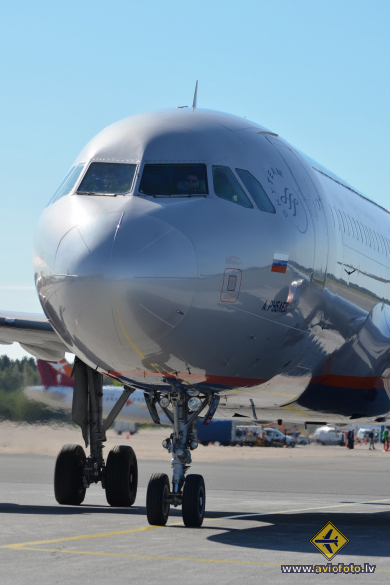 Airbus A320-214