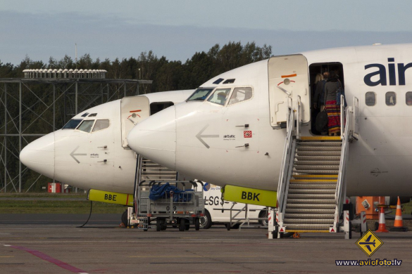 Boeing 737-33V