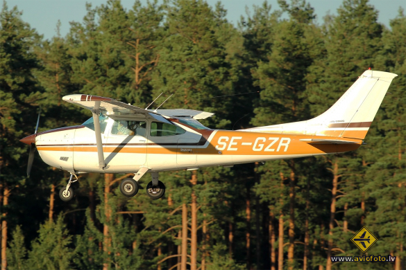 Reims F182P Skylane II