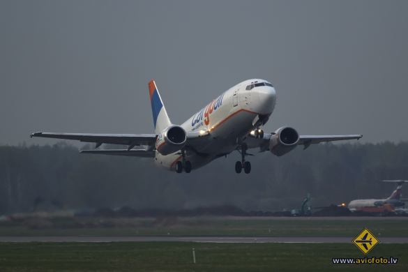 Boeing 737-3Y5(SF)