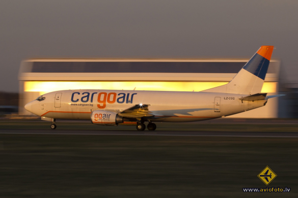 Boeing 737-3Y5(SF)