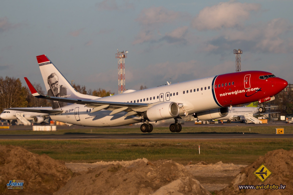 Boeing 737-8JP