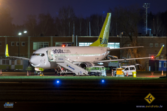 Boeing 737-33V