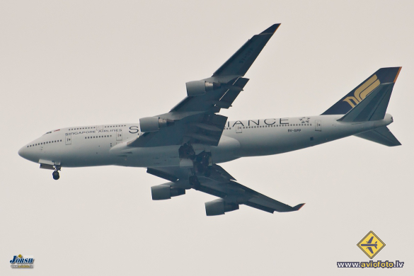 Boeing 747-412