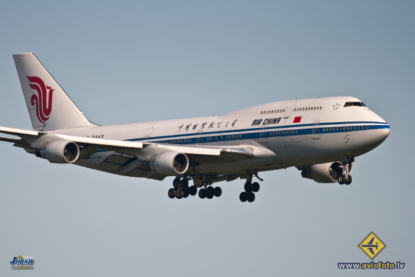 Boeing 747-4J6
