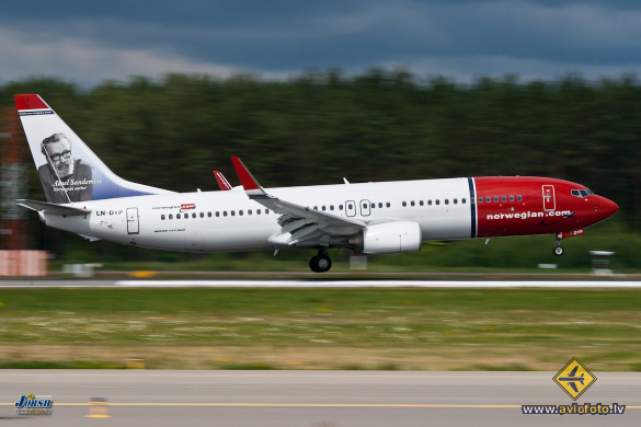 Boeing 737-8JP