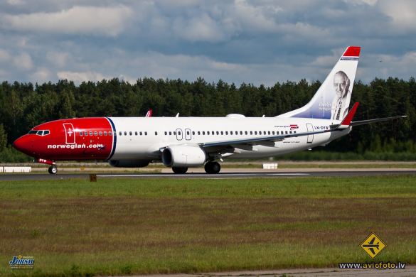 Boeing 737-8JP