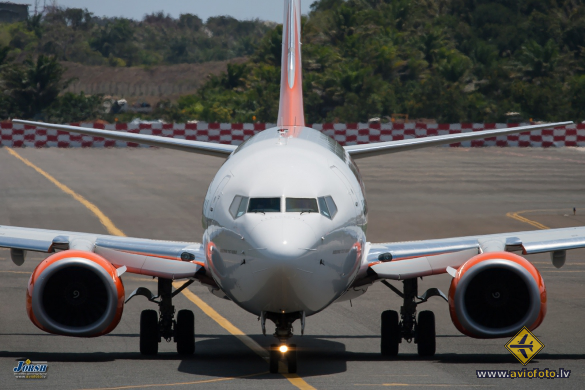Boeing 737-8HX