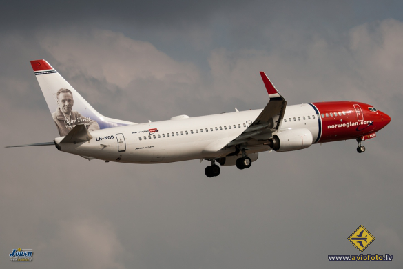 Boeing 737-8JP