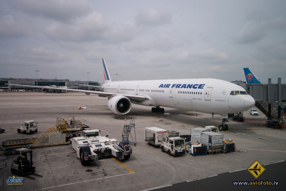 Boeing 777-328/ER