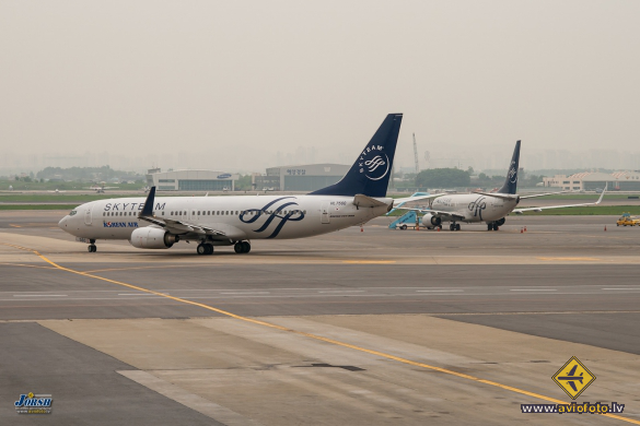 Boeing 737-8B5