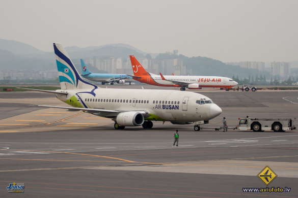 Boeing 737-58E