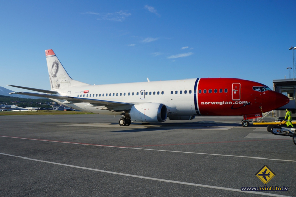 Boeing 737-36N