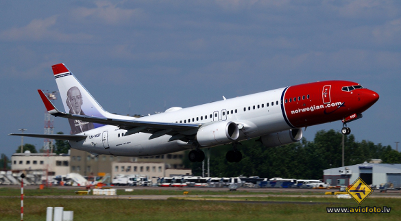 Boeing 737-8JP