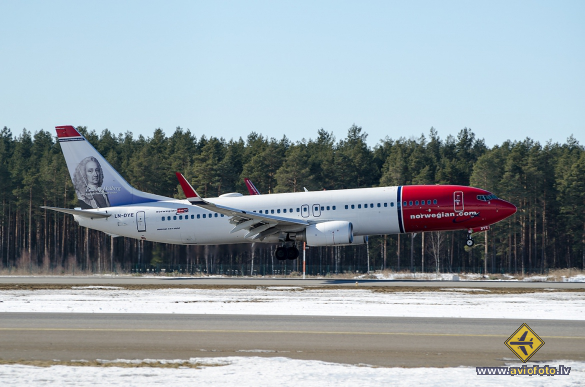 Boeing 737-8JP