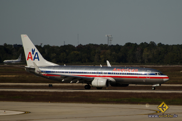 Boeing 737-823