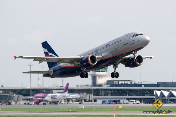 Airbus A320-214