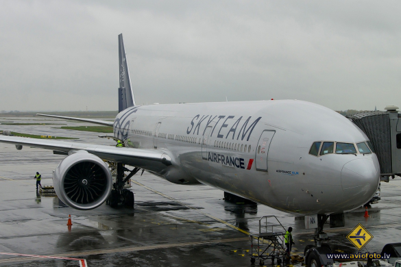 Boeing 777-328/ER