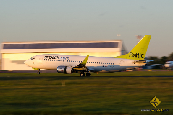 Boeing 737-36Q