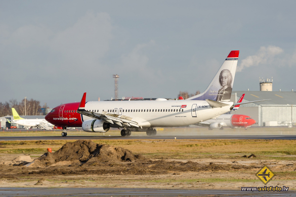 Boeing 737-86N