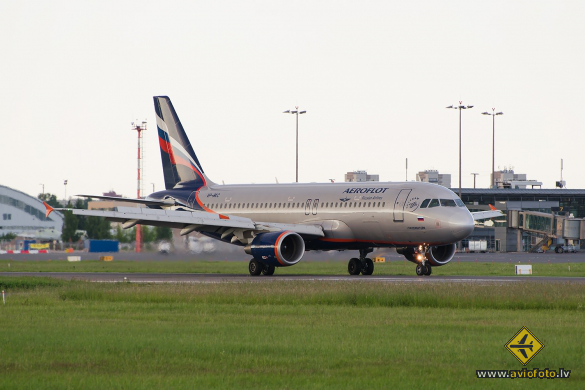Airbus A320-214