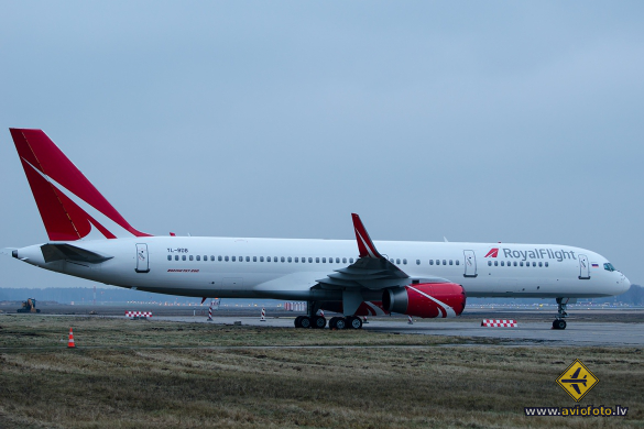 Boeing 757-256