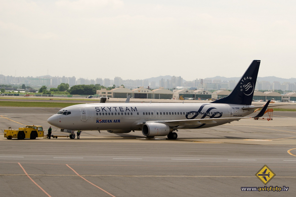 Boeing 737-8B5