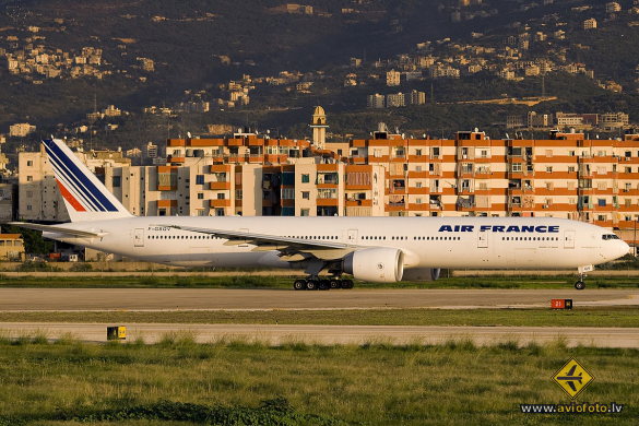 Boeing 777-328/ER