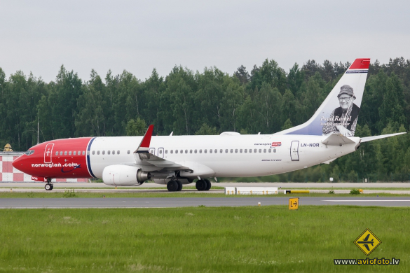 Boeing 737-81D