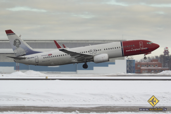 Boeing 737-8JP