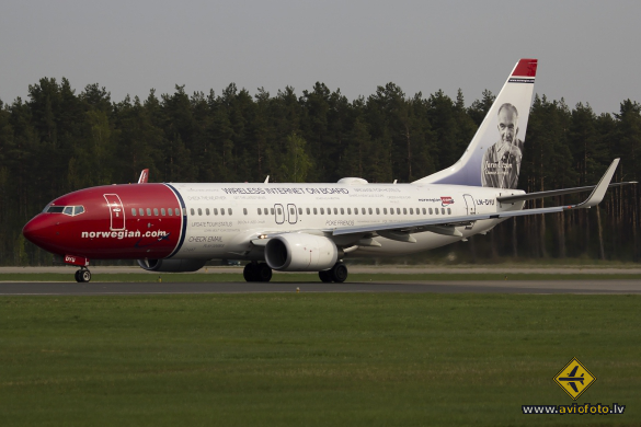 Boeing 737-8JP