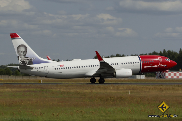Boeing 737-8JP