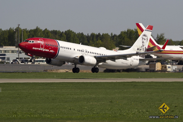 Boeing 737-86N