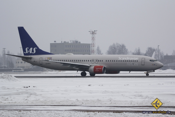 Boeing 737-883