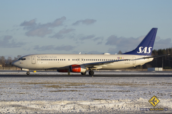 Boeing 737-883