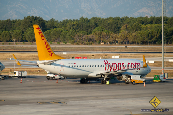 Boeing 737-82R