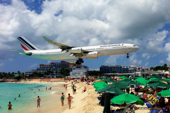 Airbus A340-313X