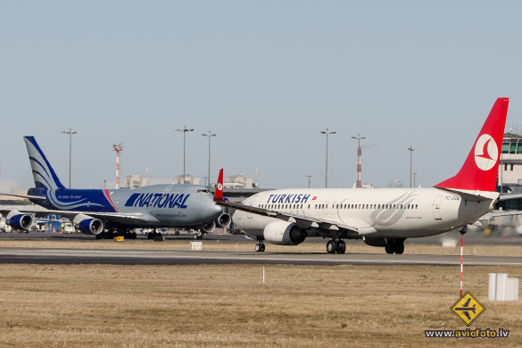 Boeing 737-8F2