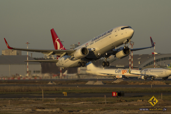 Boeing 737-8F2