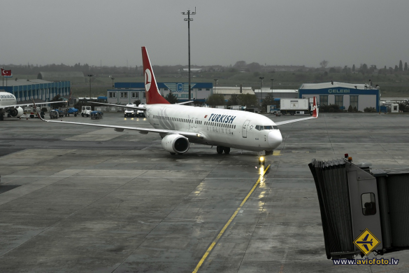 Boeing 737-8F2