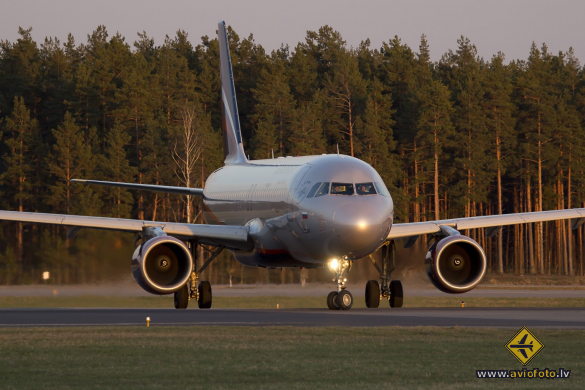 Airbus A320-214
