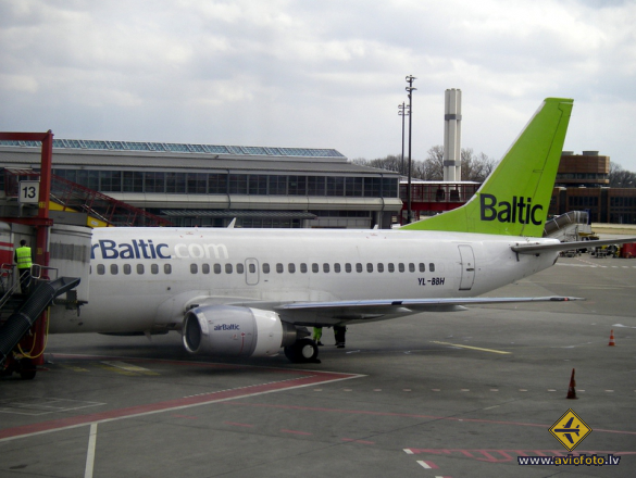 Boeing 737-548