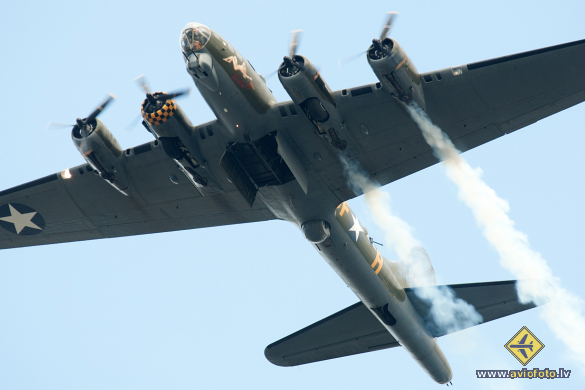Boeing B-17G Flying Fortress (299P)