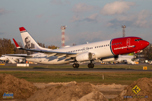 Boeing 737-8JP