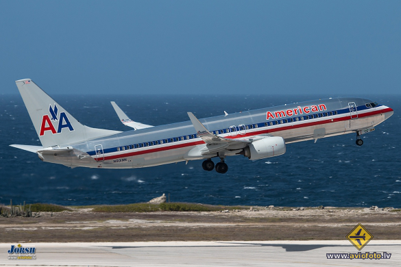 Boeing 737-823