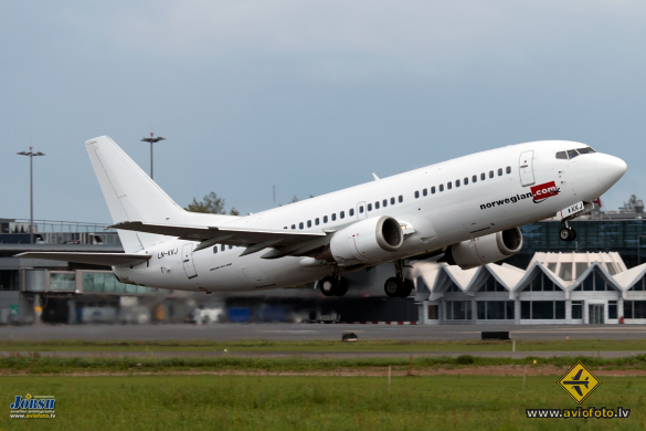 Boeing 737-36N