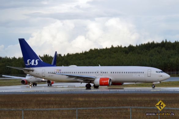 Boeing 737-883