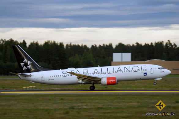 Boeing 737-883