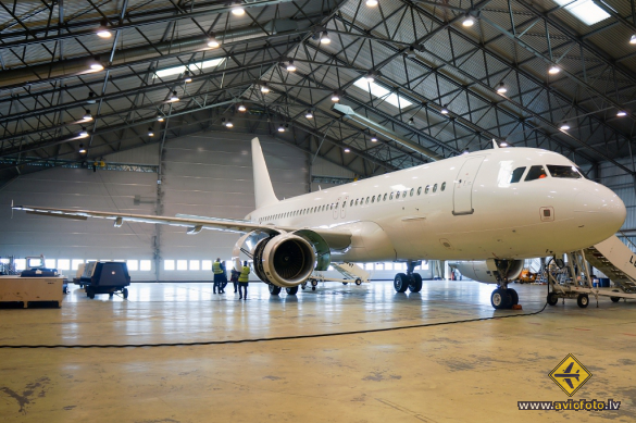 Airbus A320-214