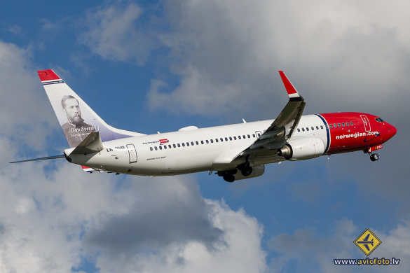 Boeing 737-8JP
